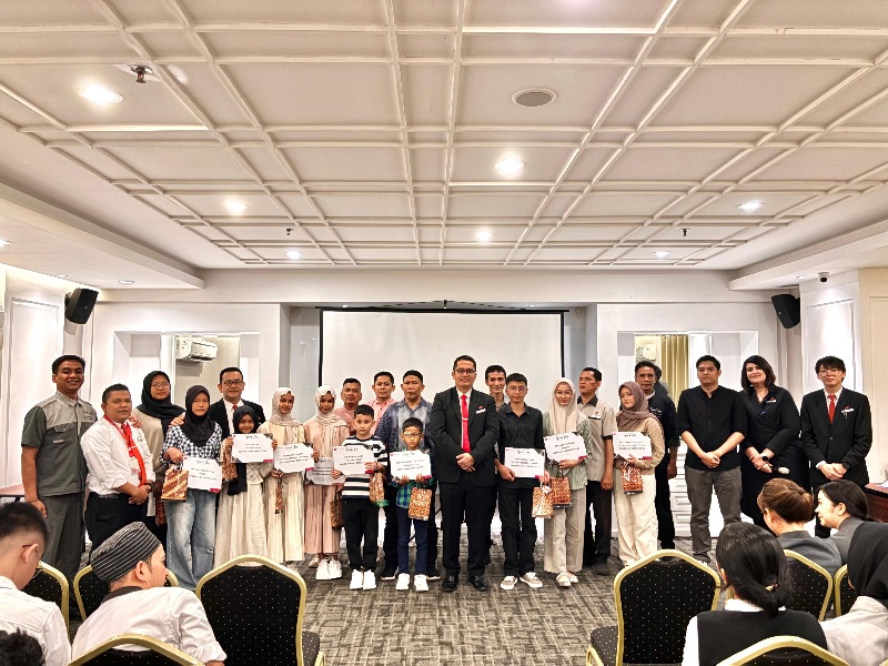 General Manager Grand Zuri Hotel Pekanbaru, Antonius Budiono (jas hitam tengah) menyerahkan beasiswa kepada 11 orang anak berprestasi yang merupakan anak dari karyawan.