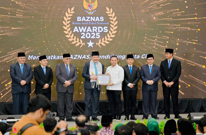 Gubri Abdul Wahid menerima penghargaan Baznas Awards 2025 di Jakarta, Kamis (28/8/2025).