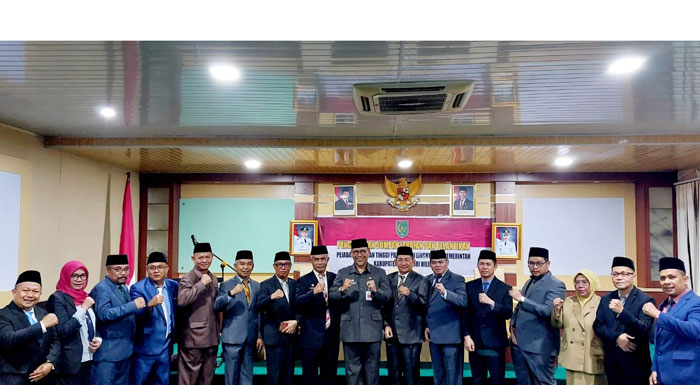 Sekdakab Inhil Tantawi Jauhari (tengah) foto bersama pejabat tinggi pratama setelah melantik dan mengambil sumpah jabatan di Aula Lantai 5, Kantor Bupati Inhil, Kamis (28/8/2025)