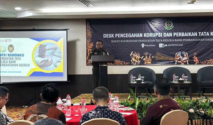 Plt Kajati Riau Dedie Tri Hariyadi (depan) beri sambutan pada Rakor bertajuk