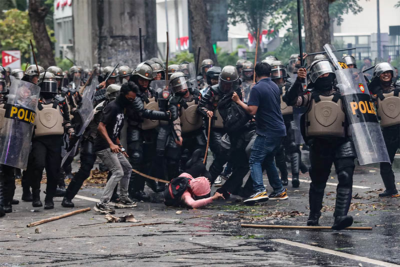 Massa aksi terlibat bentrokan dengan polisi di depan Kompleks Parlemen, Senayan, Jakarta, Kamis (28/8/2025).