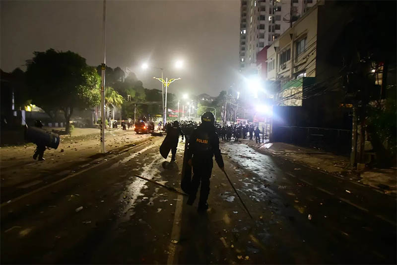Suasana aksi bentrok aparat kepolisian dan masa aksi 28 Agustus 2025 di Jakarta, Kamis (28/8).