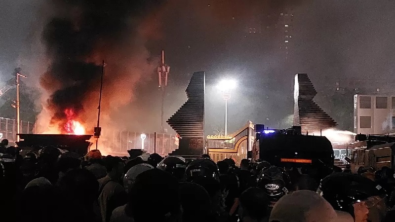 Bentrokan pecah di depan Polda Metro Jaya, Jumat (29/8/2025).