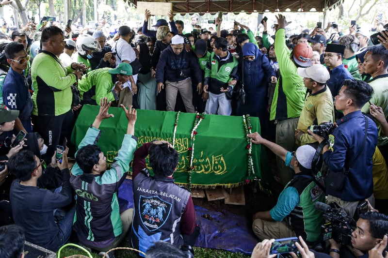 Prosesi pemakaman pengemudi ojek online Affan Kurniawan ke TPU Karet Bivak di Jakarta, Jumat (29/8/2025).