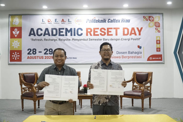 Dirut Riau Pos Ahmad Dardiri (kanan) bersama Direktur PCR Dr Dadang Syarif Sihabudin berfoto bersama usai penandatangan MOU PCR dengan Riau Pos di Auditorium PCR,  Pekanbaru, Jumat (29/8/2025).