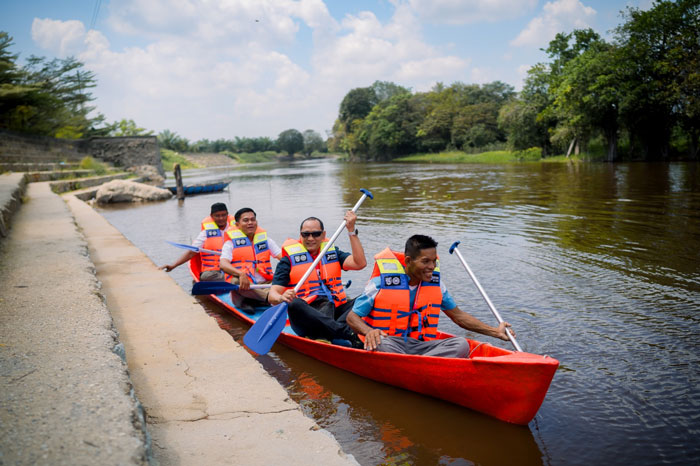 Pokdarwis Kecamatan Pinggir mencoba sampan bantuan PHR lengkap dengan dayung, pelampung untuk pengembangan fasilitas wisata di Desa Balai Pungut, Kecamatan Pinggir, Kabupaten Bengkalis