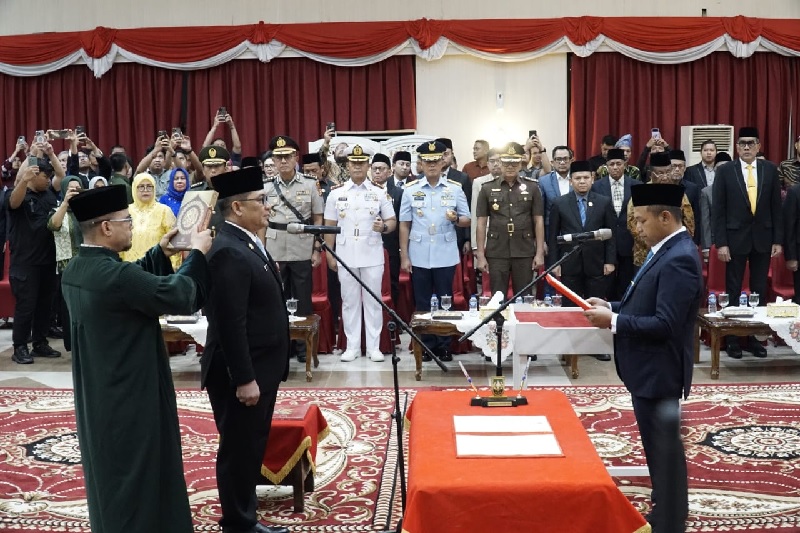 Gubernur Riau Abdul Wahid melantik dan mengambil sumpah jabatan Syahrial Abdi menjadi Sekda Provinsi Riau definitif di Balai Serindit Provinsi Riau, Pekanbaru, Jumat (29/8/2025) malam.