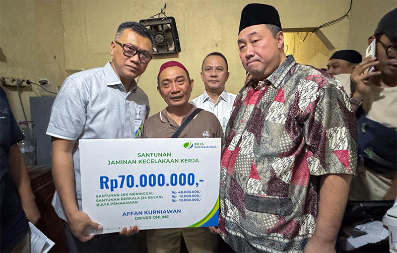 Direktur Utama BPJS Ketenagakerjaan Pramudya Iriawan Buntoro (kiri) secara simbolis menyerahkan santunan manfaat kepada ahli waris Affan Kurniawan, Sabtu (30/8/2025).