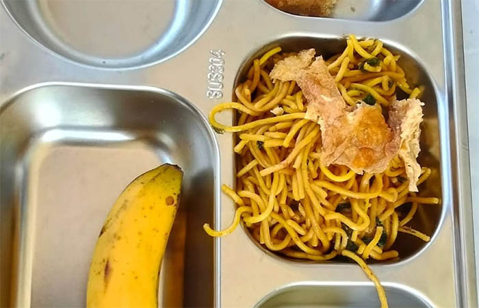 Pengelola MBG Bangkinang menyajikan menu mie goreng yang sempat menuai sorotan setelah disajikan mengalami perubahan bau, Jumat (29/8/2025).