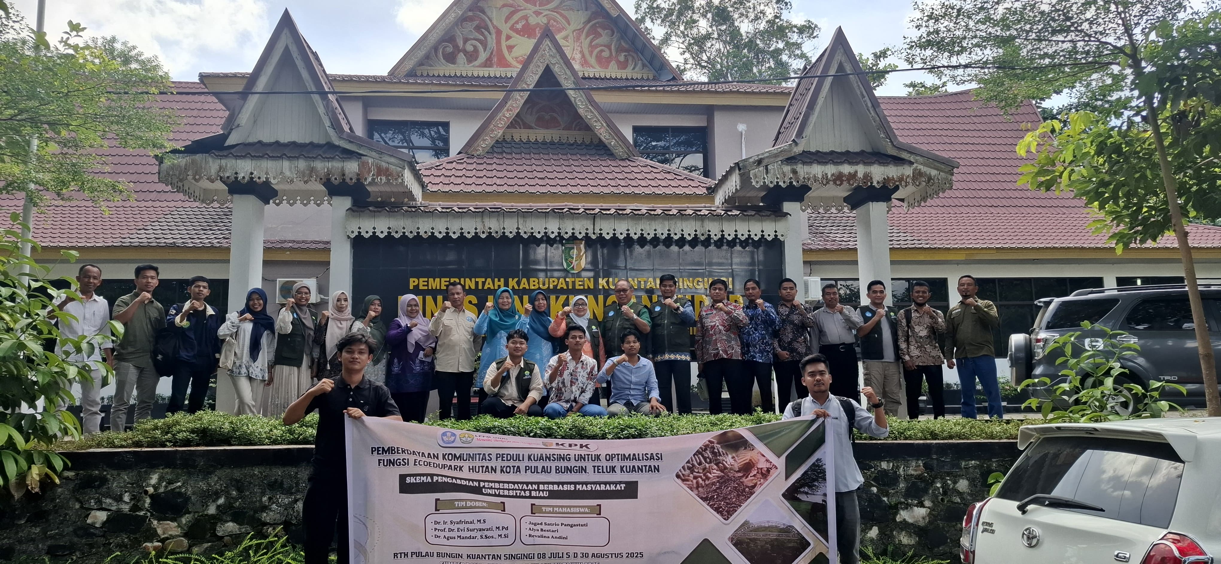 Tim pengabdian Unri foto bersama dengan para komunitas peduli Kuansing untuk optimalisasi fungsi ecoedupark Hutan Kota Pulau Bungin Teluk Kuantan.