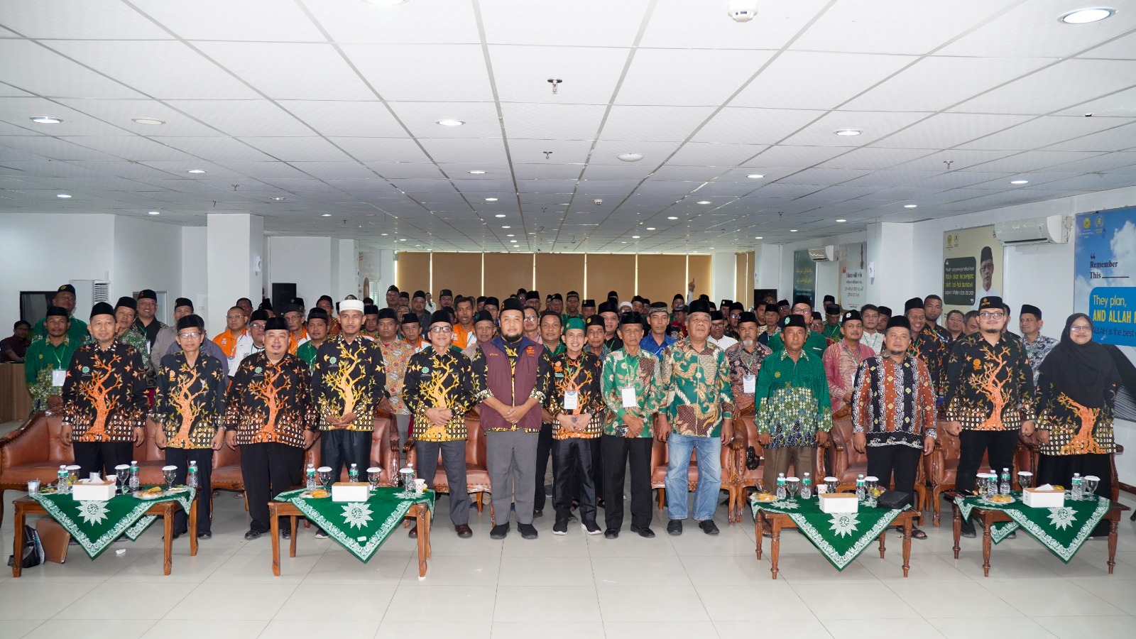 Pimpinan Muhammadiyah dan Umri foto bersama dengan para peserta LPCRPM Sumbagut, Jumat (29/8/2025).