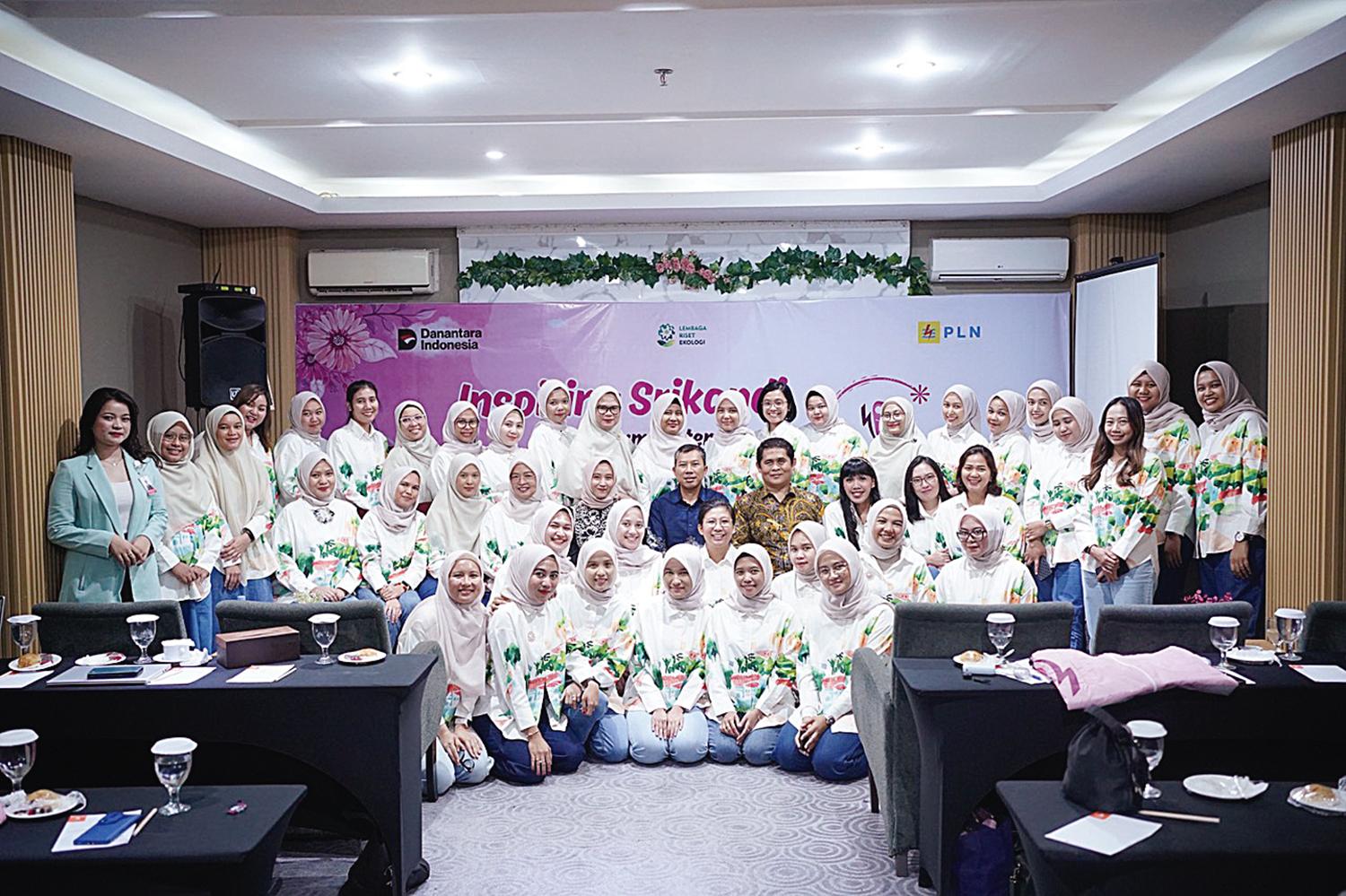 Peserta kegiatan Inspiring Srikandi bertema &ldquo;Srikandi Hebat: Sehat, Cantik, Menginspirasi&rdquo; saat foto bersama.