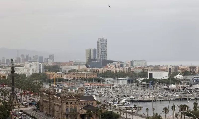 Suasana pelabuhan di Barcelona yang akan mengirimkan bantuan ke Gaza, Palestina.