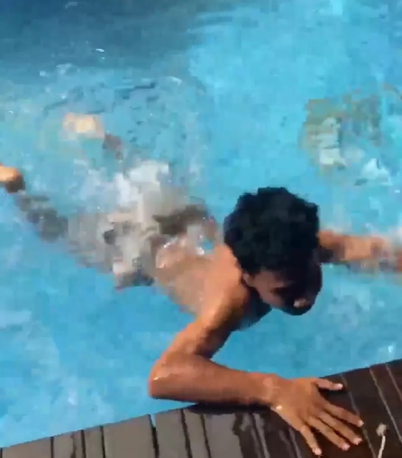 Tidak ikut menjarah, warga ini pilih berenang di rumah mewah Ahmad Sahroni.