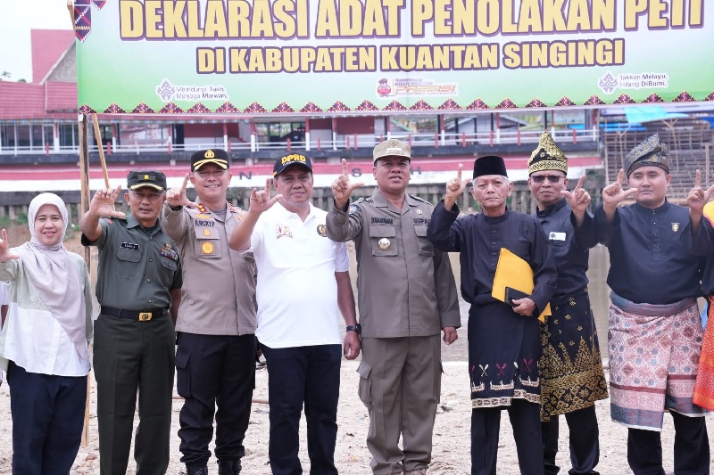 Bupati Kuansing H Suhardiman Amby bersama Forkompinda, para datuk penghulu LAN Kuansing, LAMR Kuansing, melakukan Deklarasi Adat penolakan aktivitas PETI di Kabupaten Kuansing, Sabtu (30/8/2025).