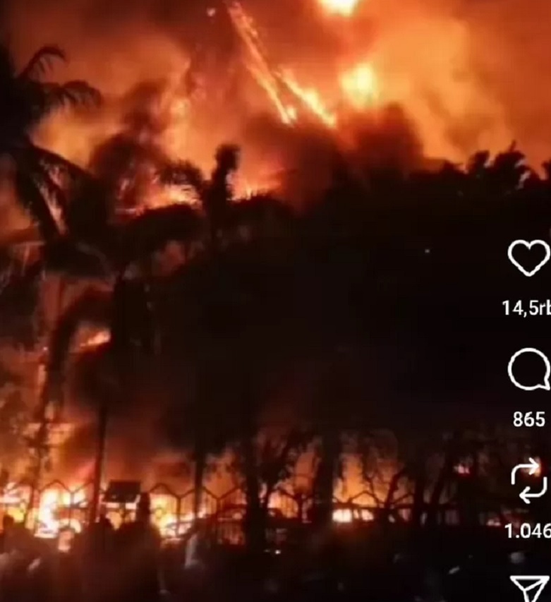 Gedung DPRD Kota Makassar ludes dibakar massa, Jumat (29/8/2025) malam. Tiga ASN tewas terjebak api dalam kebakaran ini. )