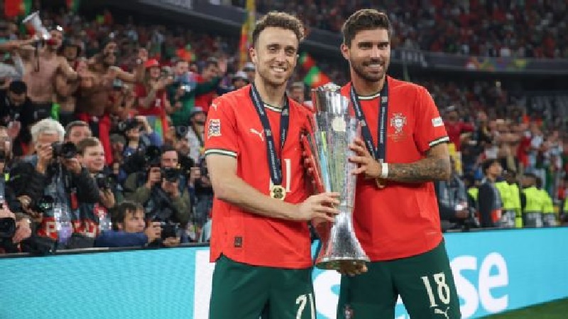 Alharhum Diogo Jota dan R&uacute;ben Neves saat memenangkan UEFA Nations League bersama Portugal pada bulan Juni.