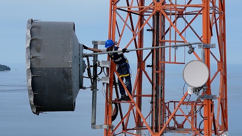 Salah satu petugas memeriksa kehandalan jaringan 4G di salah satu Base Transceiver Station (BTS) di Kepulauan Mentawai, baru