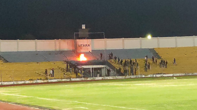 Sejumlah penonton merangsek dan merusak properti Trofeo Riau Bermarwah di Stadion Kaharuddin Nasution Rumbai Pekanbaru, Sabtu (30/8/2025).