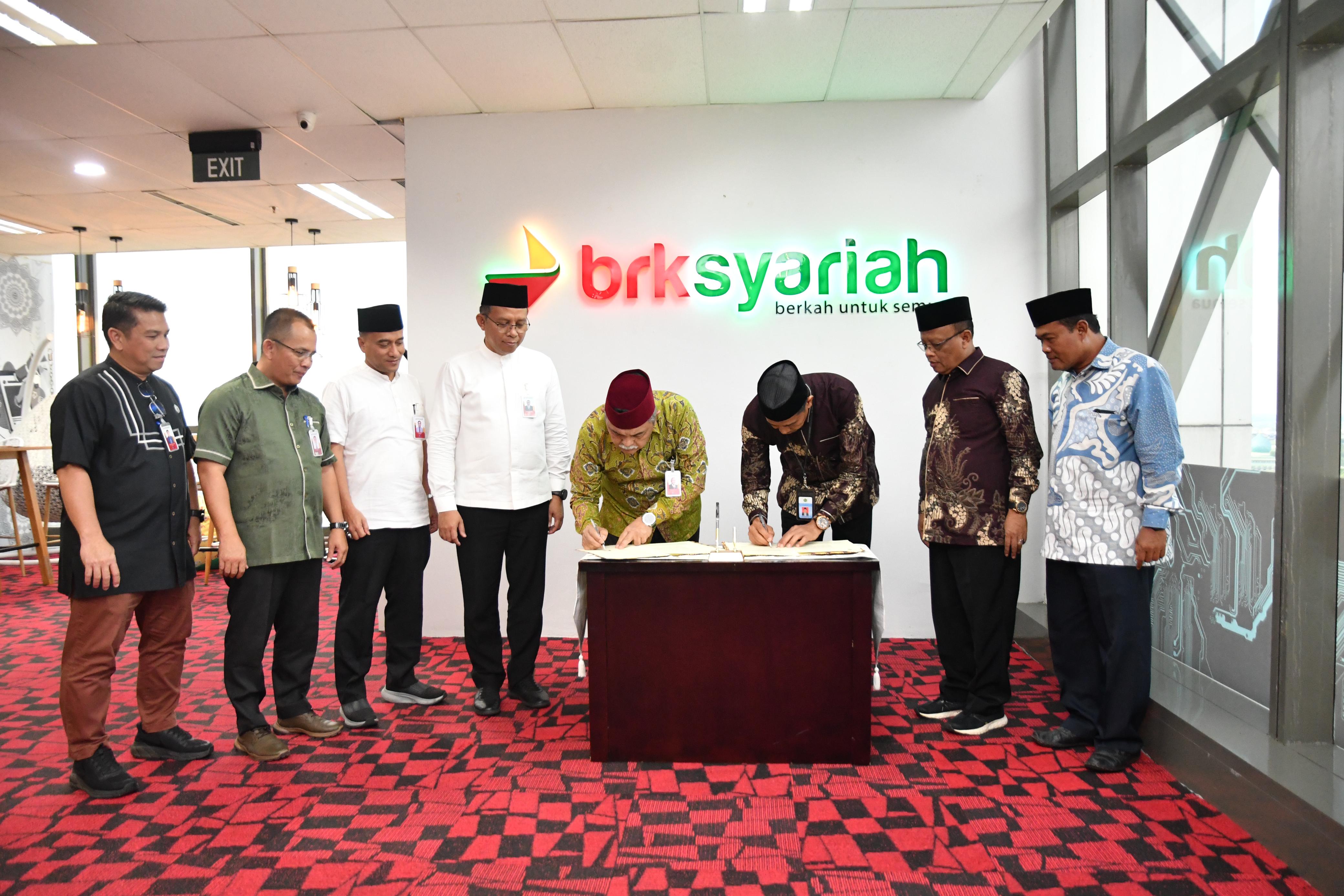 Penandatanganan Nota Kesepahaman (MoU) dan Perjanjian Kerjasama (PKS) PT Bank Riau Kepri Syariah dengan Kementerian Agama Kota Tanjungpinang di Ruang Sharia Digital Center Lantai 14 Menara Dang Merdu