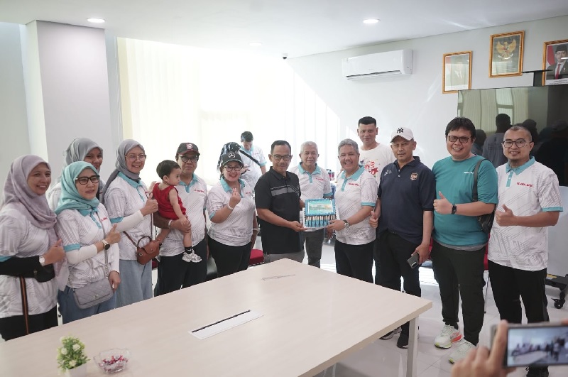 Direktur Riau Pos Asmawi Ibrahim (tujuh kiri) bersama jajaran direksi menyerahkan kue ulang tahun kepada CEO RS Awal Bros Group Ir H Arfan Awaloeddin MARS (empat kanan) bersama jajaran direksi.