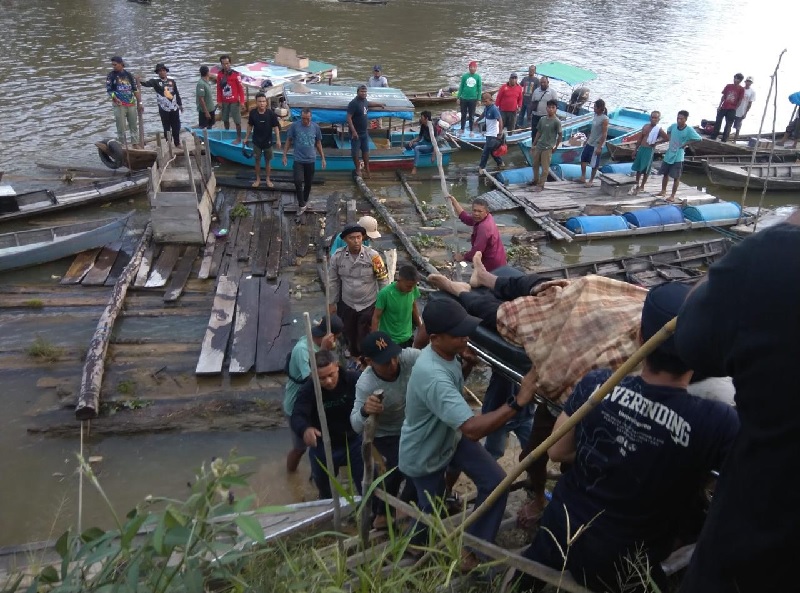 Personel Polsek Langgam mengevakuasi jenazah Hakim (55), warga Kelurahan Langgam, Kecamatan Langgam yang ditemukan meregang nyawa setelah tenggelam di Sungai Segati yang merupakan anak Sungai Kampar,