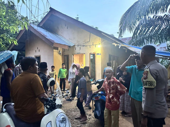 Suasana rumah duka anak tenggelam di sungai Kuantan Sabtu (30/8/2025) sore di Desa Pulau Busuk Jaya Kecamatan Inuman.