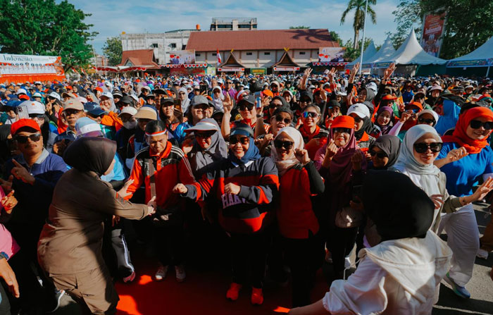 Bupati Bengkalis Kasmarni mengikuti Jalan Santai Merdeka sempena HUT ke-80 Kemerdekaan RI bersama ribuan orang di Kecamatan Mandau, Ahad (31/8/2025).