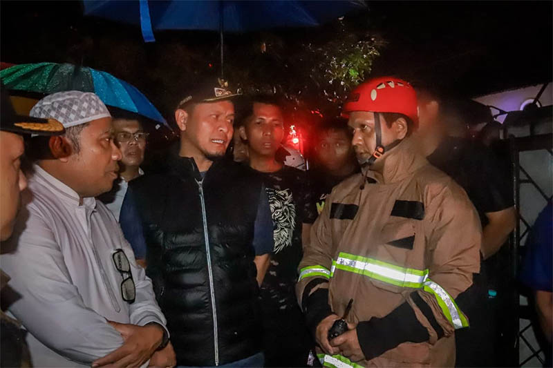 Wali Kota Pekanbaru, Agung Nugroho berdialog dengan petugas dan warga saat terjadi kebakaran di Jalan Sentosa, Harapan Raya, Pekanbaru, Ahad (31/8) malam.