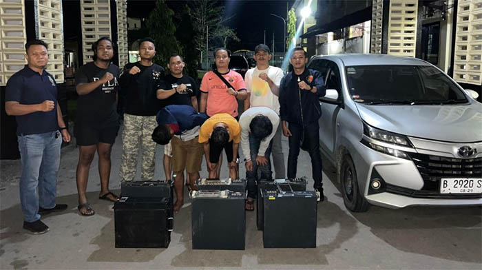 Tim Opsnal Satreskrim Polres Bengkalis mengamankan tiga pelaku pencurian bersama barang bukti baterai littium di Mapolres Bengkalis, Ahad (31/8/2025).