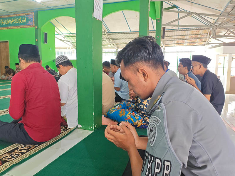 Pegawai dan perwakilan warga binaan Rutan kelas IIB Rengat mengikuti kegiatan doa bersama, Senin (1/9/2025).