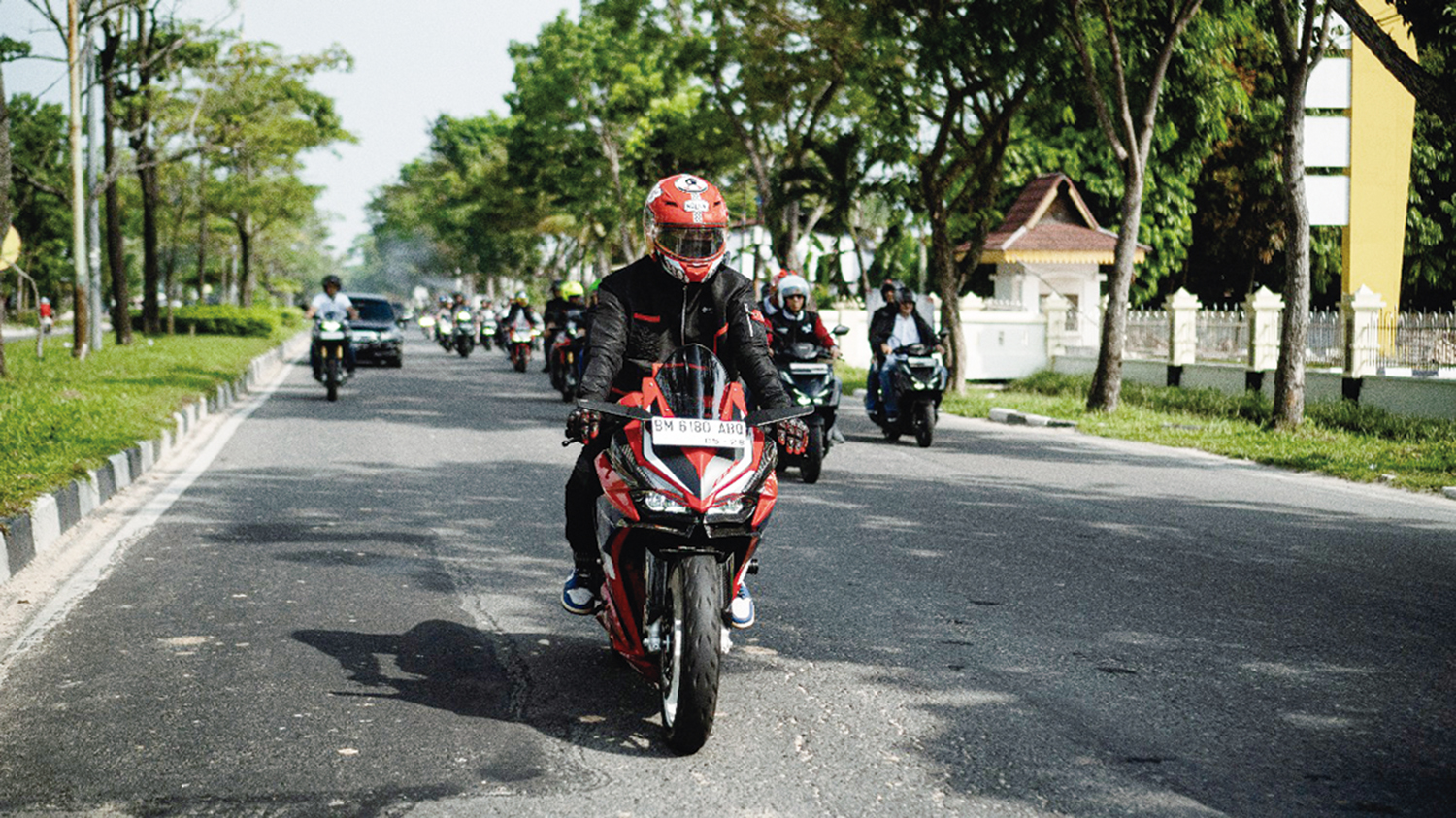 PT Capella Dinamik Nusantara mengampanyekan penggunaan helm dan jaket sebagai bagian dari keselamatan berkendara.