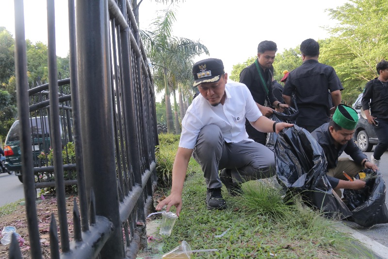 Wako Pekanbaru Agung Nugroho ikut turun langsung membersihkan sampah bersama pasukan kuning dan mahasiswa yang selesai melakukan demonstrasi di DPRD Riau, Senin (1/9/2025).
