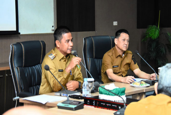 Bupati Kampar Ahmad Yuzar didampingi Sekda Hambali saat rapat penanganan situasi dan kondisi terkini di ruang rapat lantai III Kantor Bupati Kampar, Senin (1/9/2025).
