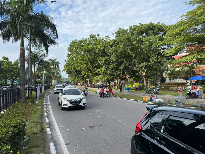 Lalu lintas di Jalan Sudirman Pekanbaru depan Gedung DPRD Riau, petang ini, Senin (1/9/2025).