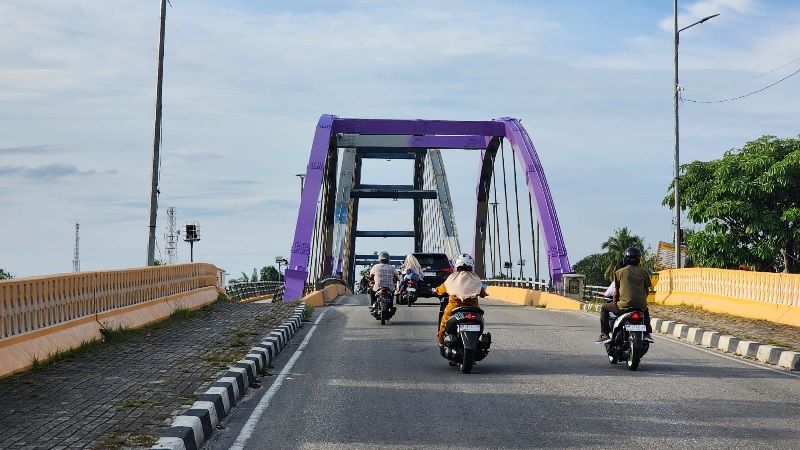 Para pekerja mengecat jembatan WFC Bangkinang dengan warga ungu, Senin (1/9/2025).