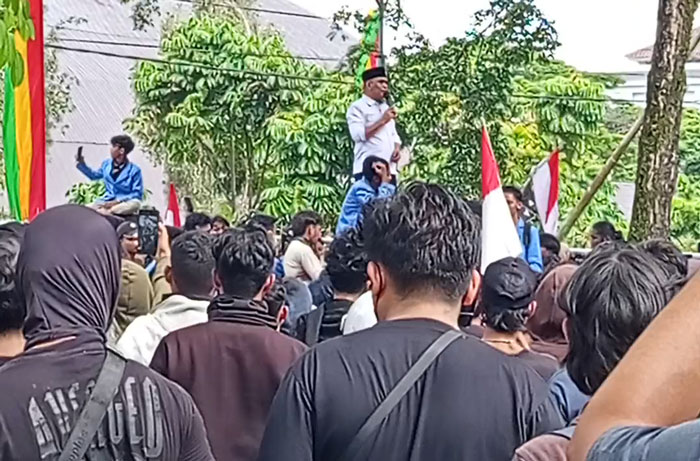 Ketua DPRD Riau Kaderismanto saat menjawab tuntutan mahasiswa