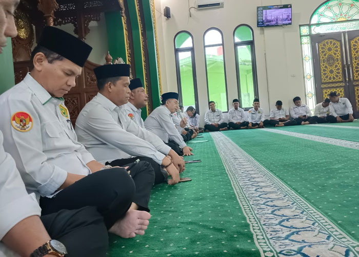 Kakan Kemenag Kabupaten Kampar Fuadi bersama ASN menggelar doa bersama di Masjid Darul Ikhlas Kantor Kemenag Kampar, Senin (1/9/2025).