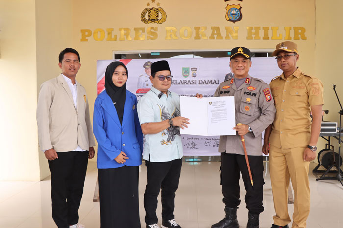 Ketum DPH LAMR Rohil Datuk Seri Jufrizan SPi Bersama Kapolres Rohil AKBP Isa Imam Syahroni dan sejumlah tokoh usai deklarasi damai di Mapolres Rohil di Ujung Tanjung, Senin (1/9/2025).