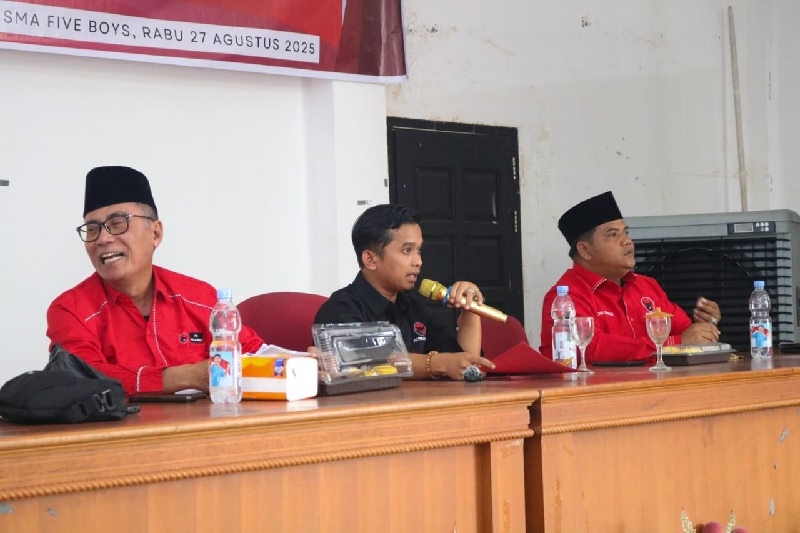 Sekretaris DPC PDI-P Kabupaten Inhu, Raja Andrea Maliantino SE (tengah) saat memimpin rapat penjaringan calon Ketua DPC PDI-P.