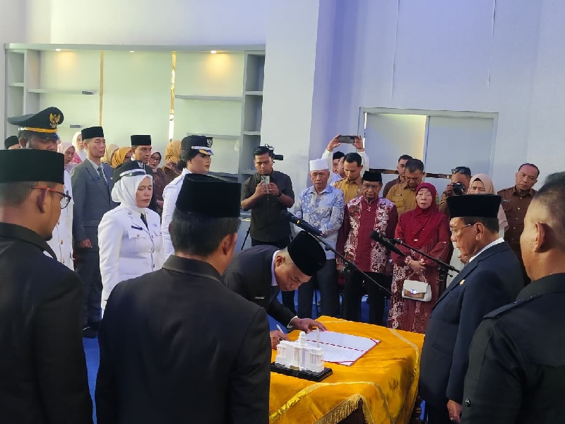 Kadis PUPR Rohil Khoiru Fahmi menandatangani acara pelantikan disaksikan Bupati Rohil H Bistamam dan para pejabat yang turut dilantik pada kesempatan yang sama, Senin (1/9/2025).