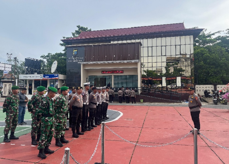 Personel gabungan TNI, Polri apel bersama di halaman Mapolres Inhil sebelum melakukan patroli dalam memgantisipasi gangguan kamtibmas, Senin (1/9/2025) petang.