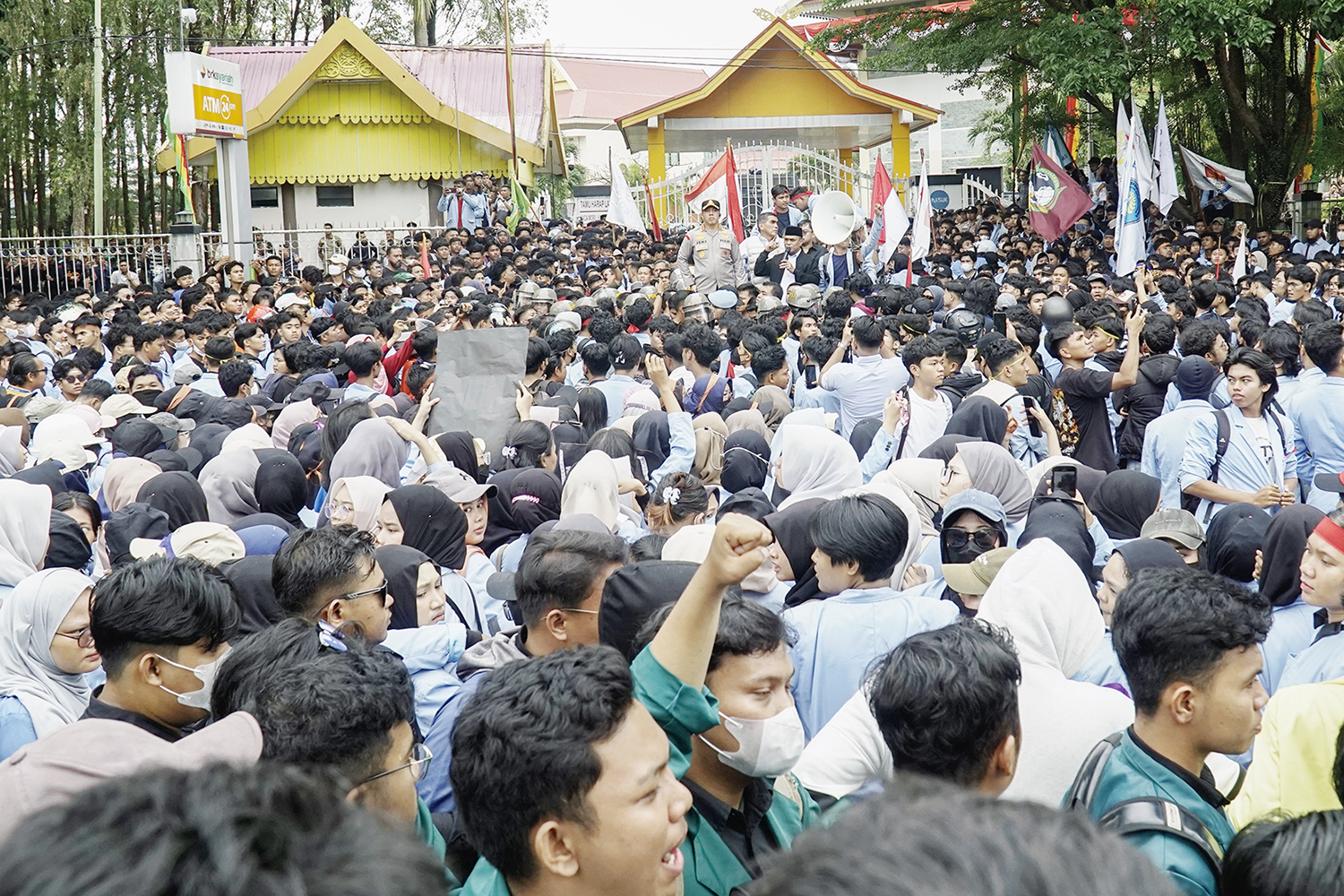 MHD AKHWAN/RIAU POS TEMUI MASSA AKSI: Ketua DPRD Riau Kaderismanto memberikan tanggapan saat menemui massa aksi yang memadati jalan di depan Gedung DPRD Riau, Senin (1/9/2025).