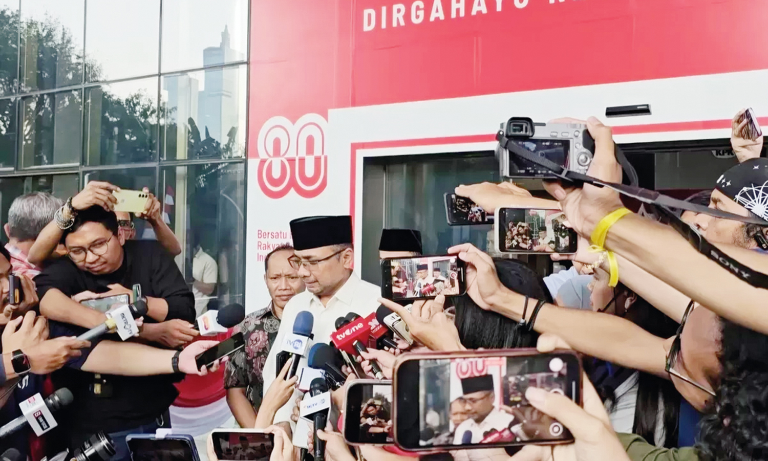 Mantan Menteri Agama Yaqut Cholil Qoumas memberikan keterangan kepada wartawan usai menjalani pemeriksaan di Gedung Merah Putih KPK, Jakarta, Senin (1/9/2025).