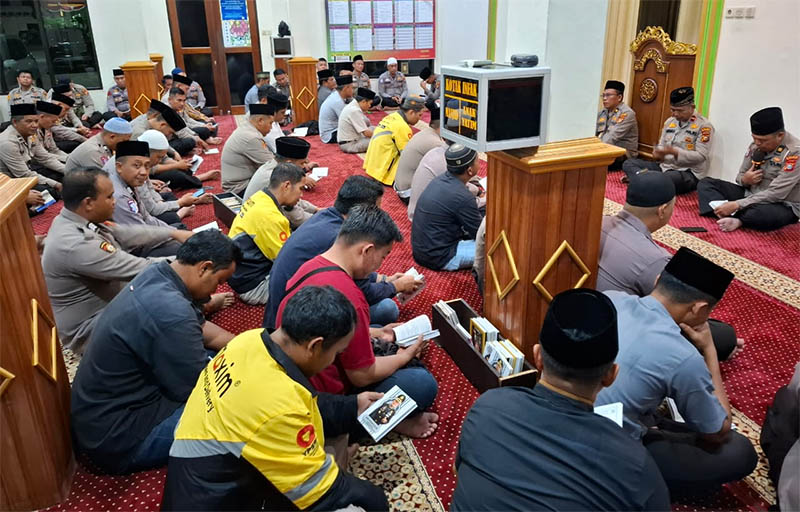 Personil Polres Pelalawan bersama komunitas Ojol mengikuti tahlilan di Masjid Baitussalamah Polres Pelalawan, Senin (1/9/2025) malam