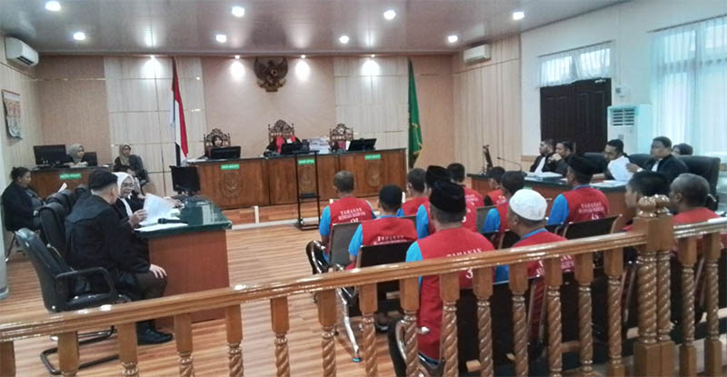 Pelaku kerusuhan di PT SSL Siak memenuhi ruang sidang PN Pekanbaru saat menghadapi dakwaan pada Selasa (2/9/2025).