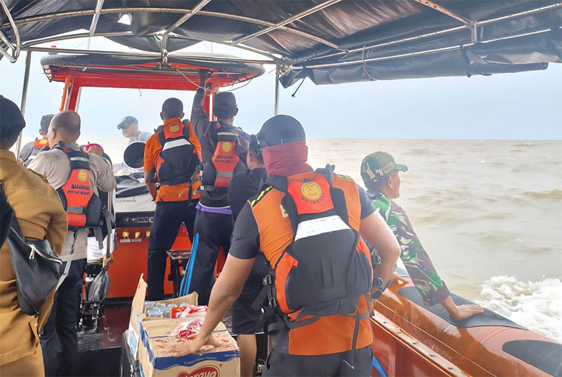 Satuan tugas gabungan mencari nelayan yang kapalnya karam setelah ditabrak tugboat penarik tongkang di perairan Desa Gayung Kiri, Kecamatan Rangsang, Sabtu (30/8/2025) sekitar pukul 01.00 WIB.