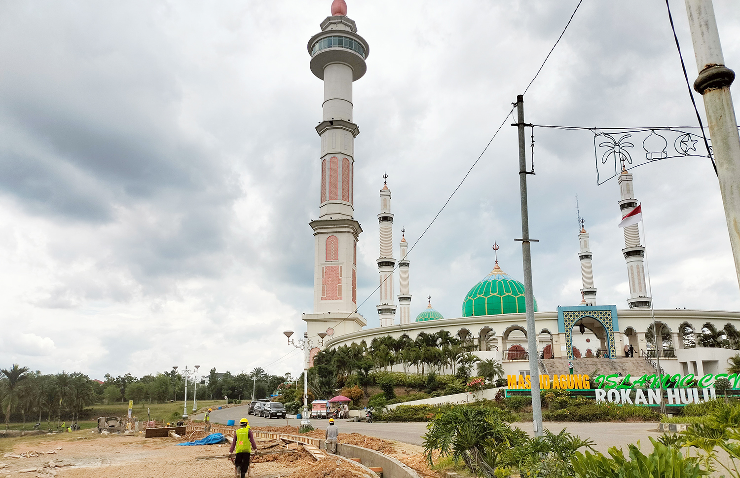 Proyek pembangunan drainase di Komplek Islamic Center Rohul tahap pengerjaan oleh kontraktor pelaksana, Senin (1/9/2025)