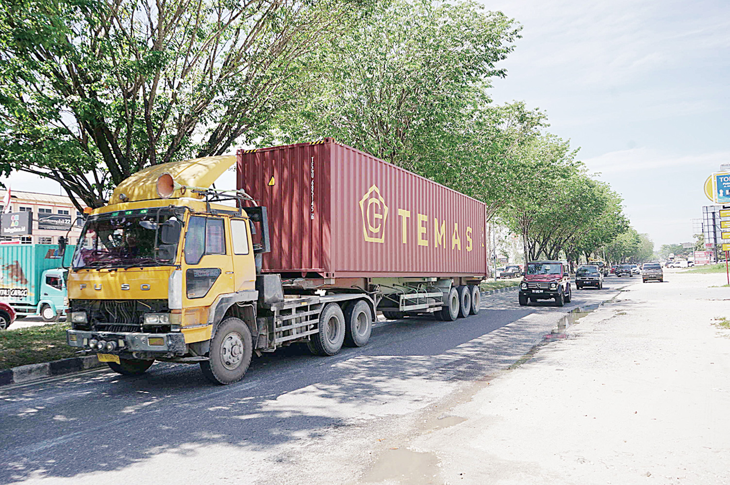 Satu unit truk bertonase besar melintas di Jalan Soekarno Hatta Pekanbaru saat siang hari. Foto diambil Jumat (29/8/2025).