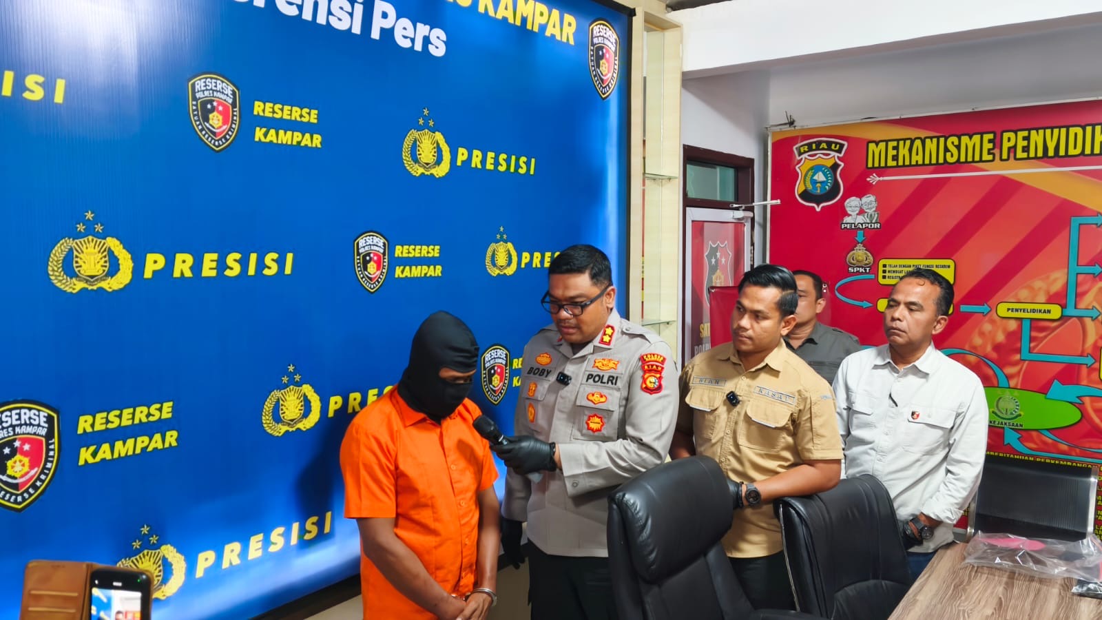 Kapolres Kampar AKBP Boby Putra Ramadhan S didampingi Kasat Reskrim AKP Gian Wiatma Jonimandala saat ekpose kasus tewasnya remaja di Mapolres Kampar, Bangkinang, Selasa (2/9/2025).